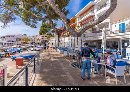 Vista dei ristoranti nel porto di Cala Rajada, Maiorca, Isole Baleari, Spagna, Mediterraneo, Europa Foto Stock