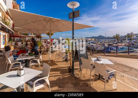 Vista dei ristoranti nel porto di Cala Rajada, Maiorca, Isole Baleari, Spagna, Mediterraneo, Europa Foto Stock