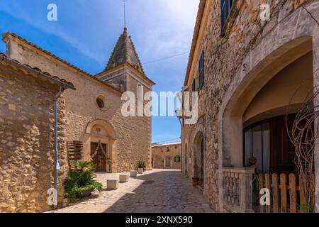 Vista della chiesa di Santa Anna nella città collinare di Moscari, Maiorca, Isole Baleari, Spagna, Mediterraneo, Europa Foto Stock