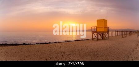 Vista della torre di guardia bagnino a Playa de Palma al tramonto, S'Arenal, Palma, Maiorca, Isole Baleari, Spagna, Mediterraneo, Europa Foto Stock