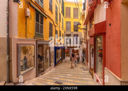 Vista dei negozi e dell'architettura a Palma, Palma de Mallorca, Maiorca, Isole Baleari, Spagna, Mediterraneo, Europa Foto Stock