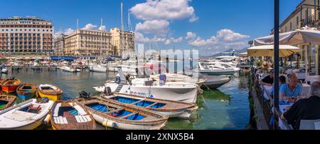 Vista delle barche nel porto, dei ristoranti dal Castello di Ovo, Napoli, Campania, Italia, Europa Foto Stock