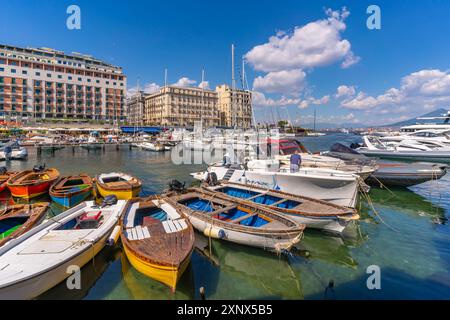 Vista delle barche nel porto, dei ristoranti dal Castello di Ovo, Napoli, Campania, Italia, Europa Foto Stock