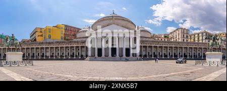 Vista panoramica di Piazza del Plebiscito, centro storico, sito patrimonio dell'umanità dell'UNESCO, Napoli, Campania, Italia, Europa Foto Stock