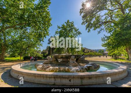 Vista della Fontana della tazza di Porfido nei giardini della città di Villa Comunale, Napoli, Campania, Italia, Europa Foto Stock