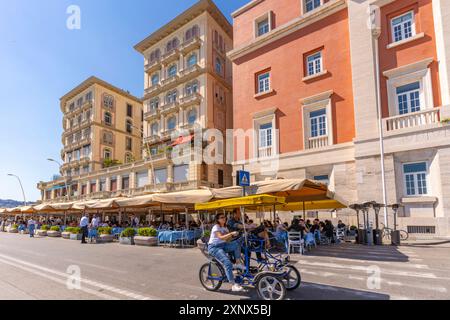 Vista dell'architettura color pastello, dei ristoranti e dei caffè sul lungomare di via Partenope, Napoli, Campania, Italia, Europa Foto Stock