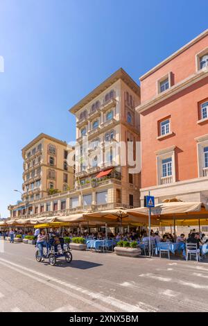 Vista dell'architettura color pastello, dei ristoranti e dei caffè sul lungomare di via Partenope, Napoli, Campania, Italia, Europa Foto Stock