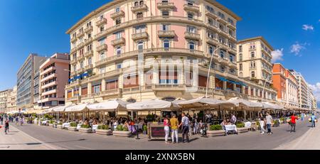 Vista dell'architettura color pastello, dei ristoranti e dei caffè sul lungomare di via Partenope, Napoli, Campania, Italia, Europa Foto Stock