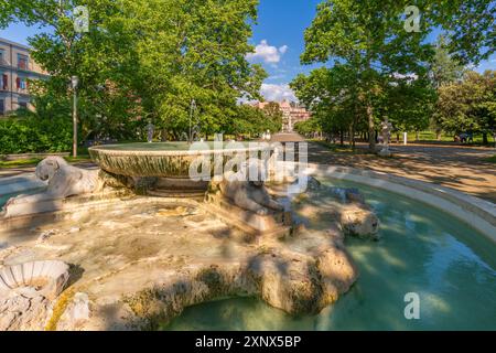 Vista della Fontana della tazza di Porfido nei giardini della città di Villa Comunale, Napoli, Campania, Italia, Europa Foto Stock