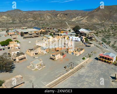 Primo piano di una città del selvaggio West nel deserto con edifici e binari ferroviari, vista aerea, Fort Bravo, città occidentale, deserto, Desierto de Tabernas Foto Stock