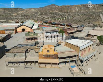 Città occidentale con case in legno e un paesaggio montano asciutto in una giornata di sole, vista aerea, Fort Bravo, città occidentale, deserto, Desierto de Tabernas Foto Stock