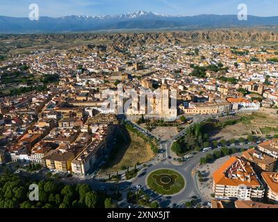 Vista aerea di una città con centro storico, rotatoria e parchi verdi, circondata da paesaggio e montagne sullo sfondo, vista aerea Foto Stock