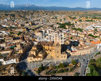 Grande chiesa e vari edifici in un esteso paesaggio urbano circondato da montagne. Cielo limpido e soleggiato, vista aerea, cattedrale, Catedral de Foto Stock