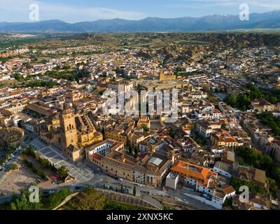 Vista aerea di una città dall'architettura storica, circondata da paesaggi e montagne sullo sfondo, vista aerea, cattedrale, Catedral de la Foto Stock