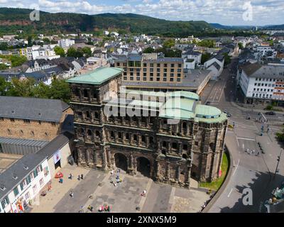 Architettura storica della porta Nigra con vista sulla città e tetti verdi in Germania, vista aerea, porta Nigra, porta nera, porta romana, Treviri Foto Stock