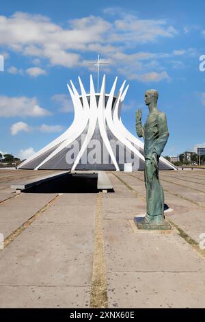 Statua di San Giovanni Evangelista di Alfredo Ceschiatti e Dante Croce di fronte alla cattedrale romana di Brasilia o cattedrale metropolitana, progettata Foto Stock