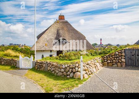 Villa con tetto in paglia della tenuta Kersig tra le dune, Hoernum, Sylt Foto Stock