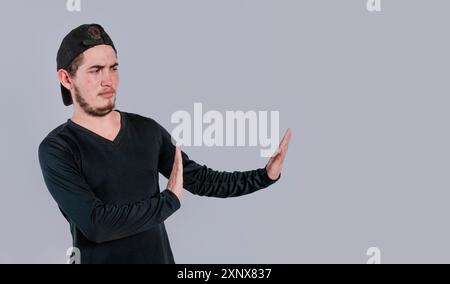 L'uomo intenso disgustato con gesto di rifiuto, tira le palme nel rifiuto, frena nel disgusto Foto Stock