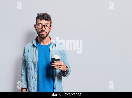 Ritratto di giovane uomo con tazza di carta di caffè, Una persona con tazza di carta di caffè in fondo isolato, persone con tazza di carta di caffè isolato Foto Stock