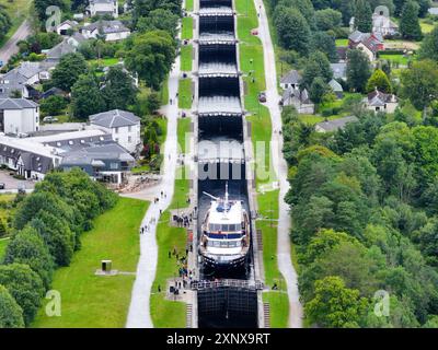 Vista aerea del canale di Caledonian e delle chiuse della scala Neptunes a Banavie Foto Stock