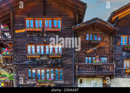 Vecchie case in legno con fioriere di fronte a finestre e balconi, centro storico, Grimentz, Val d'Anniviers, Alpi Vallese, Cantone Foto Stock