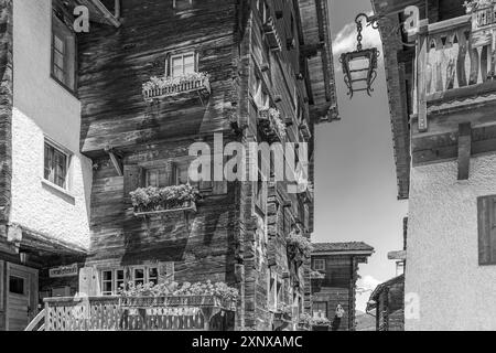 Vecchie case in legno nel centro storico di Grimentz, foto in bianco e nero, Val d'Anniviers, Alpi Vallese, Canton Vallese, Svizzera Foto Stock