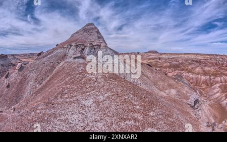 Un picco appuntito di bentonite nella Hamilili Valley all'estremità sud del Petrified Forest National Park, Arizona, Stati Uniti d'America, North America Co Foto Stock