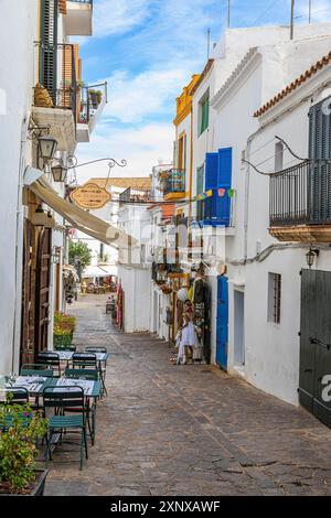 Vicolo stretto con negozi e ristoranti nel centro storico di Eivissa, Ibiza, Ibiza, Isole Baleari, Mar Mediterraneo, Spagna Foto Stock