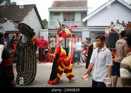 La tradizionale danza Barong viene eseguita nel villaggio di Sukomoro, Puncu Kediri, Giava Orientale, Indonesia. Foto Stock