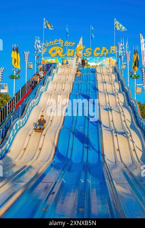 Scivolo bianco-blu, scivolo di Monaco, Oktoberfest, Festwiese, Theresienwiese, Monaco, alta Baviera, Baviera, Germania Foto Stock