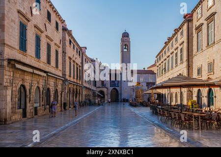 DUBROVNIK, CROAZIA - 29 GIUGNO 2024: La famosa Stradun pedonale nella città vecchia di Dubrovnik è costeggiata da negozi, caffè e ristoranti Foto Stock