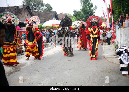 La tradizionale danza Barong viene eseguita nel villaggio di Sukomoro, Puncu Kediri, Giava Orientale, Indonesia. Foto Stock