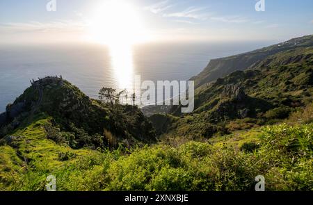 Atmosfera serale, verde paesaggio costiero su una ripida scogliera, mare e costa, punto panoramico Miradouro da Raposeira, Paul do Mar, Madeira, Portogallo Foto Stock