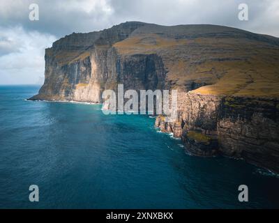 Ripresa aerea delle coste dell'isola di Vagar nelle Isole Faroe, Danimarca, Nord Atlantico, Europa Copyright: FrancescoxFanti 1336-1183 Foto Stock