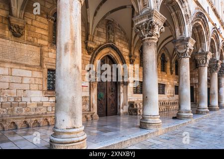 DUBROVNIK, CROAZIA - 29 GIUGNO 2024: Vista del Palazzo del Rettore nella città vecchia di Dubrovnik. Il palazzo servì come sede del Rettore della Repubblica Foto Stock