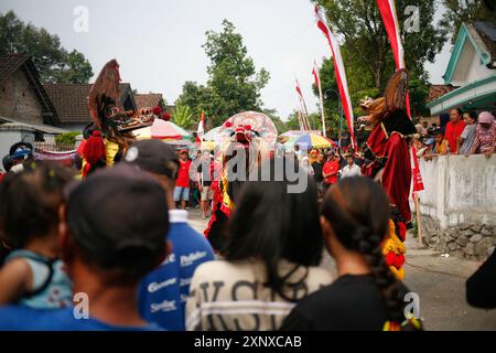 La tradizionale danza Barong viene eseguita nel villaggio di Sukomoro, Puncu Kediri, Giava Orientale, Indonesia. Foto Stock