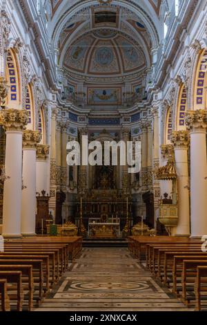 Splendido interno barocco della Chiesa di San Pietro a Modica, Sicilia, Italia Foto Stock