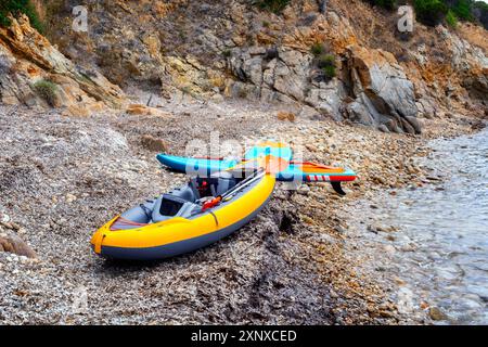 Kayak e pagaie su una spiaggia rocciosa, Sardegna, Italia, Mediterraneo, Europa Copyright: LuisxPina 1346-270 Foto Stock