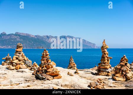 Torri rocciose con paesaggio costiero della Sardegna sullo sfondo, Sardegna, Italia, Mediterraneo, Europa Copyright: LuisxPina 1346-267 Foto Stock