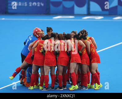 Colombes, Francia. 2 agosto 2024. Le giocatrici cinesi reagiscono prima della seconda metà del pool femminile Una partita di hockey tra Cina e Germania a Colombes, Francia, 2 agosto 2024. Crediti: Ren Pengfei/Xinhua/Alamy Live News Foto Stock