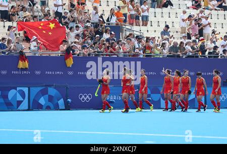 Colombes, Francia. 2 agosto 2024. Team China saluta gli spettatori dopo la piscina femminile Una partita di hockey tra Cina e Germania a Colombes, Francia, 2 agosto 2024. Crediti: Ren Pengfei/Xinhua/Alamy Live News Foto Stock