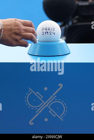 Colombes, Francia. 2 agosto 2024. Un umpire porta il pallone davanti alla piscina femminile Una partita di hockey tra Cina e Germania a Colombes, Francia, 2 agosto 2024. Crediti: Ren Pengfei/Xinhua/Alamy Live News Foto Stock