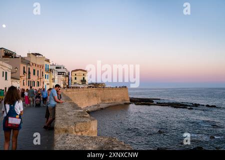 Mura di Alghero e edifici storici al tramonto, Alghero, Sardegna, Italia, Mediterraneo, copyright Europa: LuisxPina 1346-309 solo per uso editoriale Foto Stock