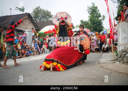 La tradizionale danza Barong viene eseguita nel villaggio di Sukomoro, Puncu Kediri, Giava Orientale, Indonesia. Foto Stock