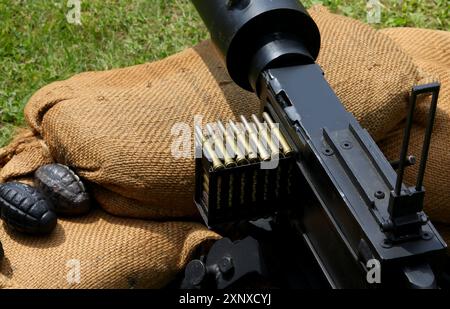 Mitragliatrice automatica storica della prima guerra mondiale e molti proiettili su sacchi di sabbia Foto Stock