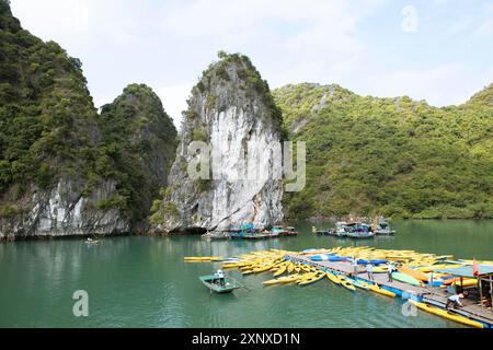 Kayak gialli in un molo e rocce carsiche nella baia di LAN ha, nella baia di ha Long, in Vietnam Foto Stock