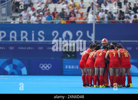 Colombes, Francia. 2 agosto 2024. Le giocatrici cinesi reagiscono prima della seconda metà del pool femminile Una partita di hockey tra Cina e Germania a Colombes, Francia, 2 agosto 2024. Crediti: Ren Pengfei/Xinhua/Alamy Live News Foto Stock