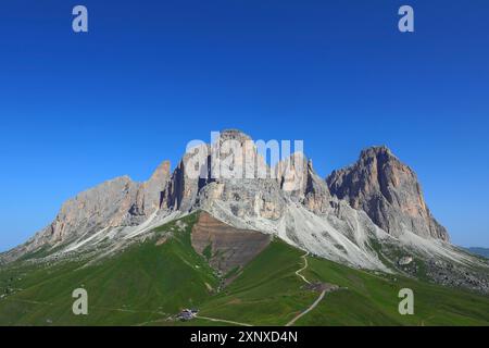 Massiccio gruppo montuoso del Sasso lungo con le cime delle Dolomiti nelle Alpi settentrionali italiane in estate Foto Stock