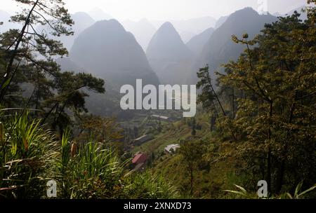 Rocce carsiche nell'altopiano carsico di Dong Van Karst, UNESCO Global Geopark, provincia di ha Giang, Vietnam Foto Stock