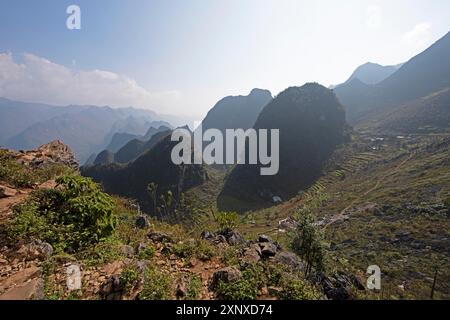 Rocce carsiche nell'altopiano carsico di Dong Van Karst, UNESCO Global Geopark, provincia di ha Giang, Vietnam Foto Stock